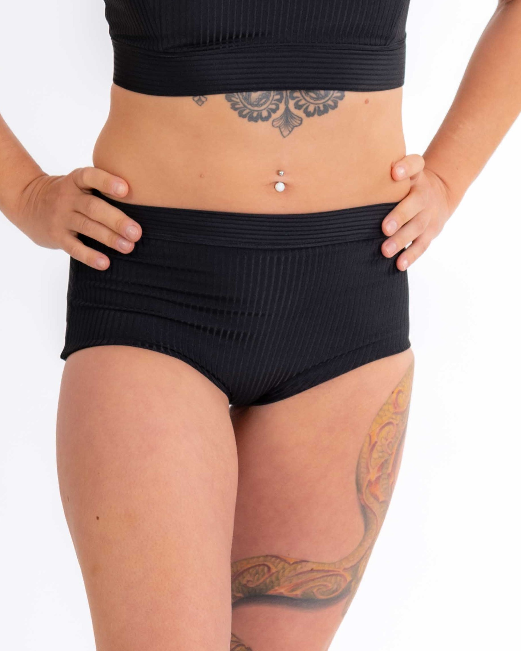 Basic Shorts in ribbed black